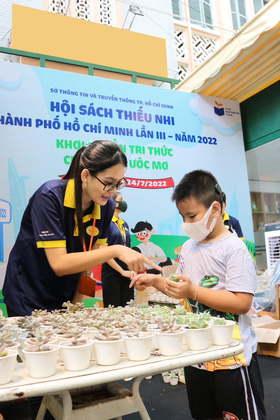 Em nhỏ tại sự kiện Đổi pin lấy sen đá từng được tổ chức tại Đường sách TPHCM - Ảnh: Thái Hà Books