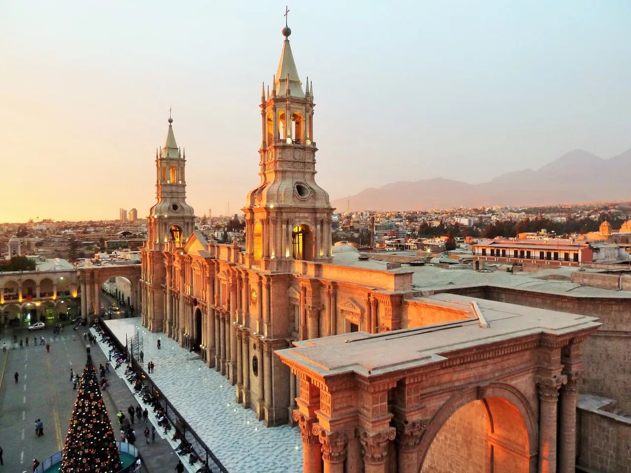 Peru. Khi đồng hồ điểm 12 giờ ngày 24 thì pháo hoa “bùng nổ” và người Peru bắt đầu tiệc tùng đến sáng hôm sau. Họ cùng thưởng thức gà tây nướng và arroz arabe (cơm Ả Rập Peru kết hợp ẩm thực Trung Đông và Peru) - Ảnh: Nhà thờ Chính tòa Arequipa, Peru