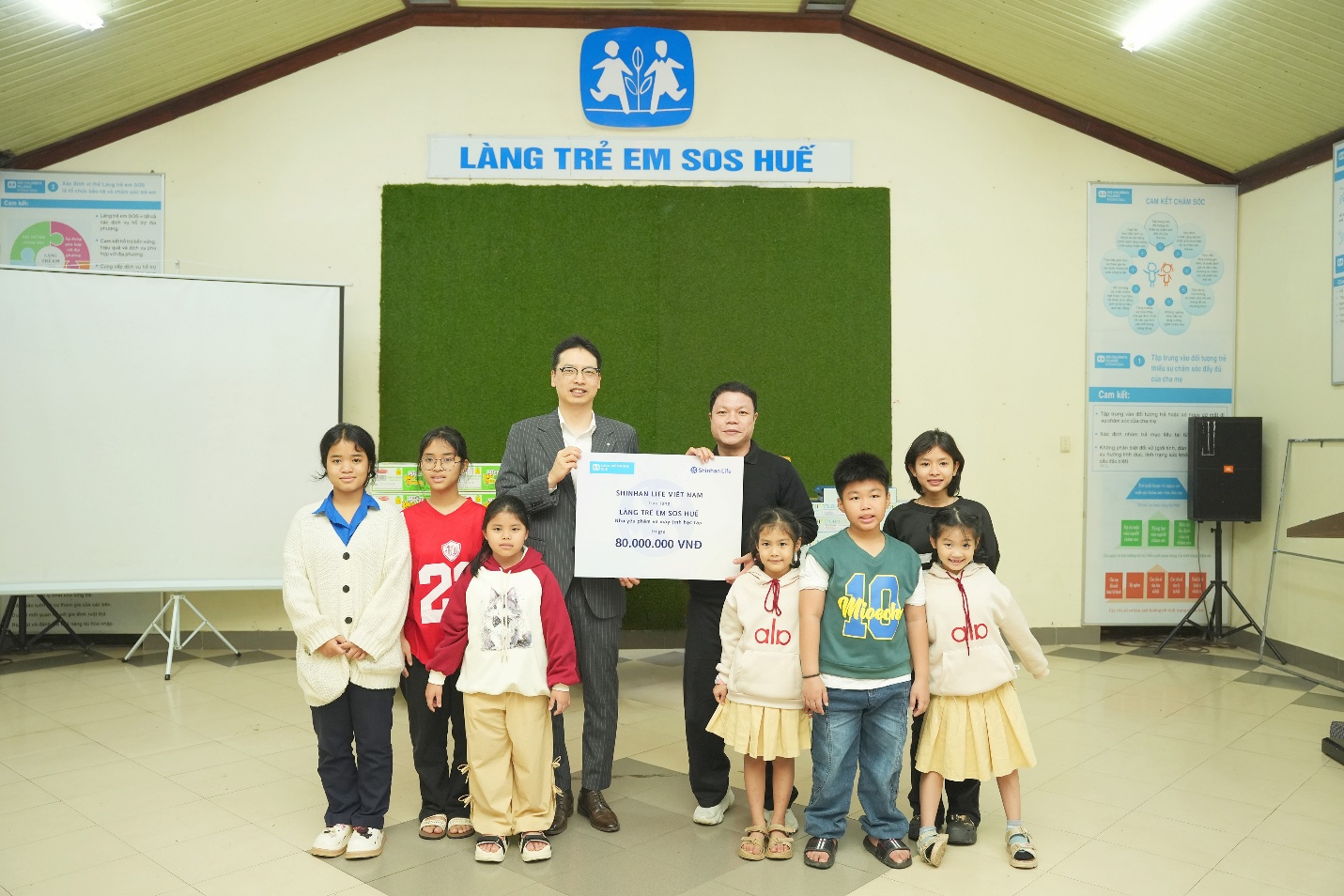 Ông Bae Seung Jun - Tổng giám đốc Shinhan Life Việt Nam cùng đội ngũ nhân viên đã có buổi giao lưu ấm cúng với các em nhỏ ở hai làng trẻ em SOS và trao chi phí tài trợ nâng cấp cơ sở vật chất cho đại diện hai đơn vị - Ảnh: Shinhan Life Việt Nam