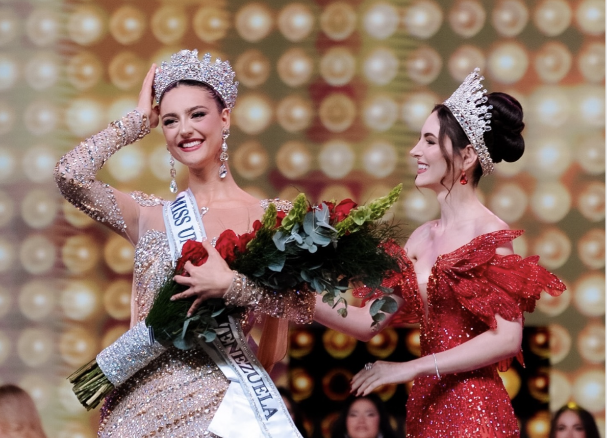 Clara Vegas Goetz (trái) trong khoảnh khắc đăng quang hoa hậu