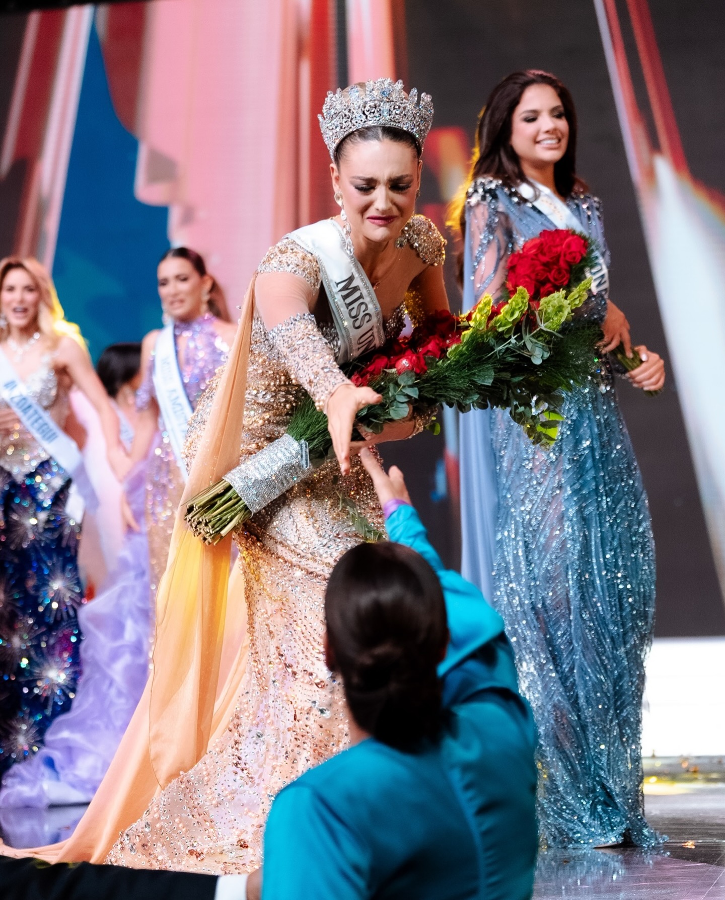 Tân hoa hậu tranh thủ nắm nay mẹ sau khi đăng quang