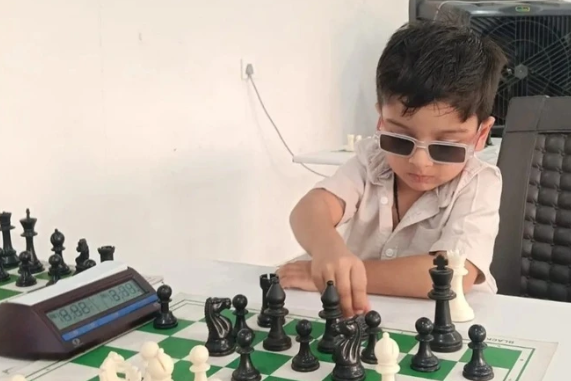 Thần đồng cờ vua Ấn Độ ba tuổi Sarwagya Singh Kushwaha đã phá kỷ lục để trở thành kỳ thủ trẻ nhất đạt được xếp hạng chính thức của Fide. Ảnh: Diy13 / Getty Images / iStockphoto