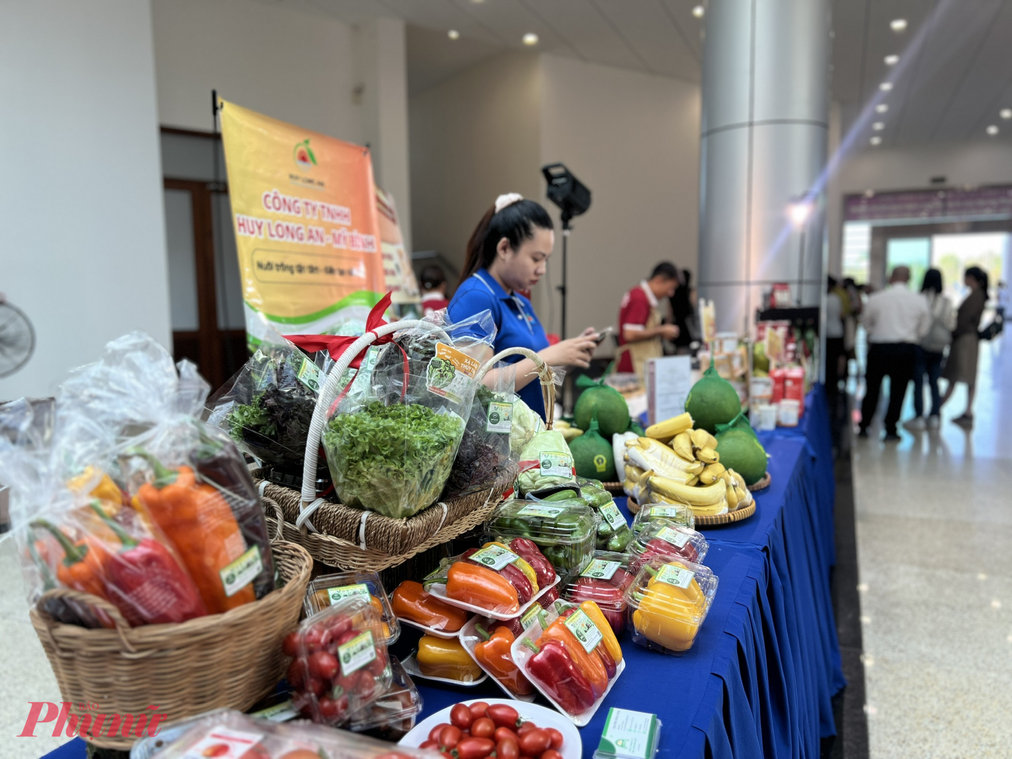 Các đơn vị mang sản phẩm đến quảng bá, giới thiệu tại Hội nghị hội nghị tổng kết Đề án Chuỗi thực phẩm an toàn và hoạt động phối hợp với Sở Nông nghiệp và Môi trường các tỉnh, thành giai đoạn 2021-2025; đồng thời triển khai định hướng hợp tác cho giai đoạn 2026-2030. Ảnh: Quốc Thái 