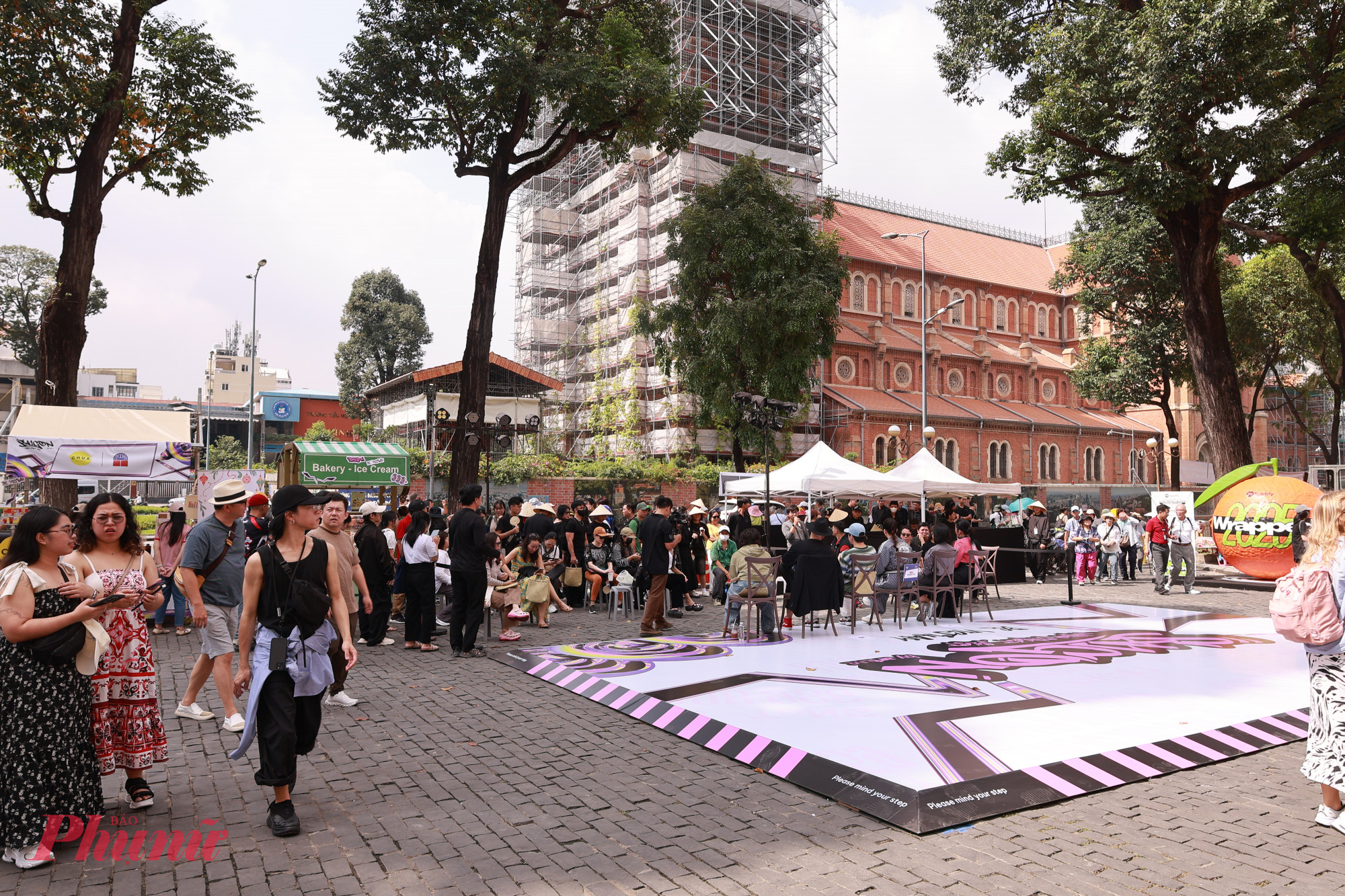 Không khí nhộn nhịp của sự kiện thu hút nhiều du khách 