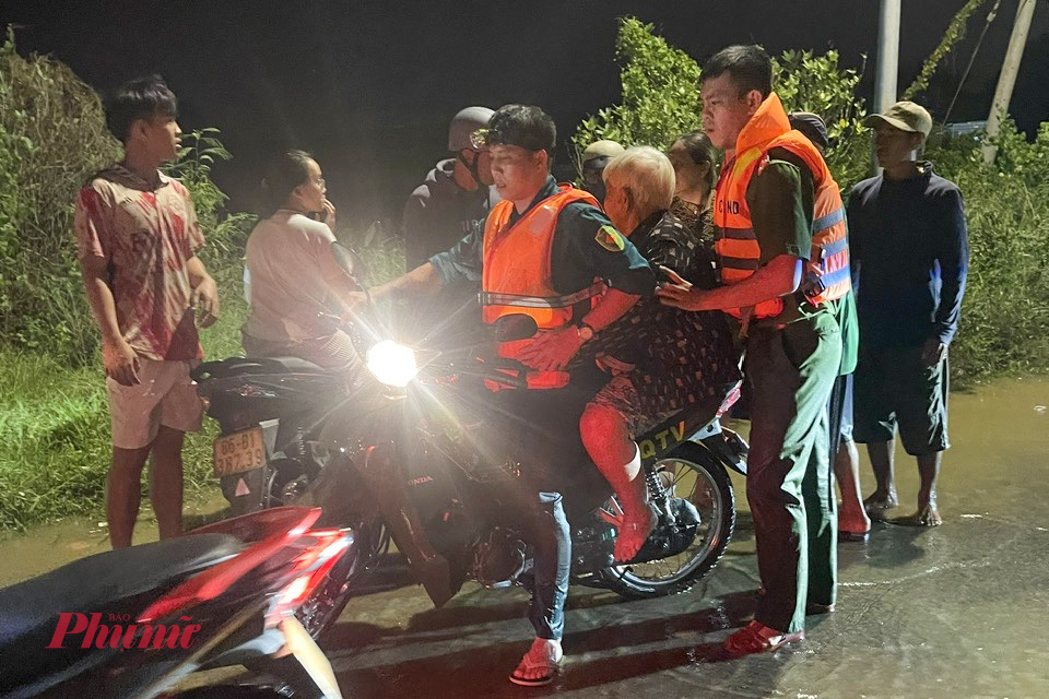 Xe máy của lực lượng Dân quân tự vệ tỉnh Lâm Đồng hỗ trợ đưa một cụ già đến nơi an toàn.