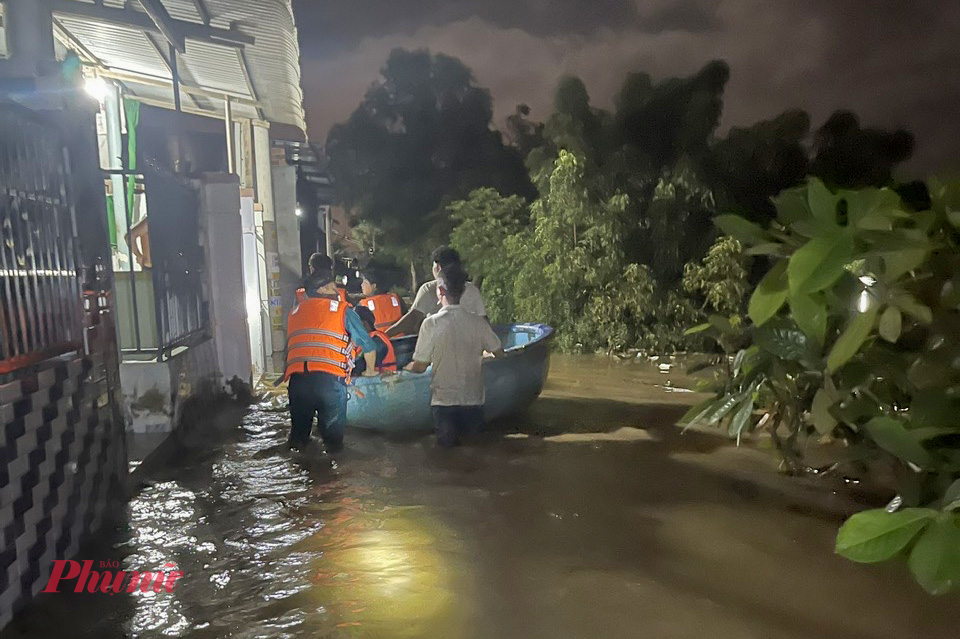 Một số tuyến hẻm, nước ngập làm cho xe chuyên dụng không thể vào để đưa người dân ra ngoài.