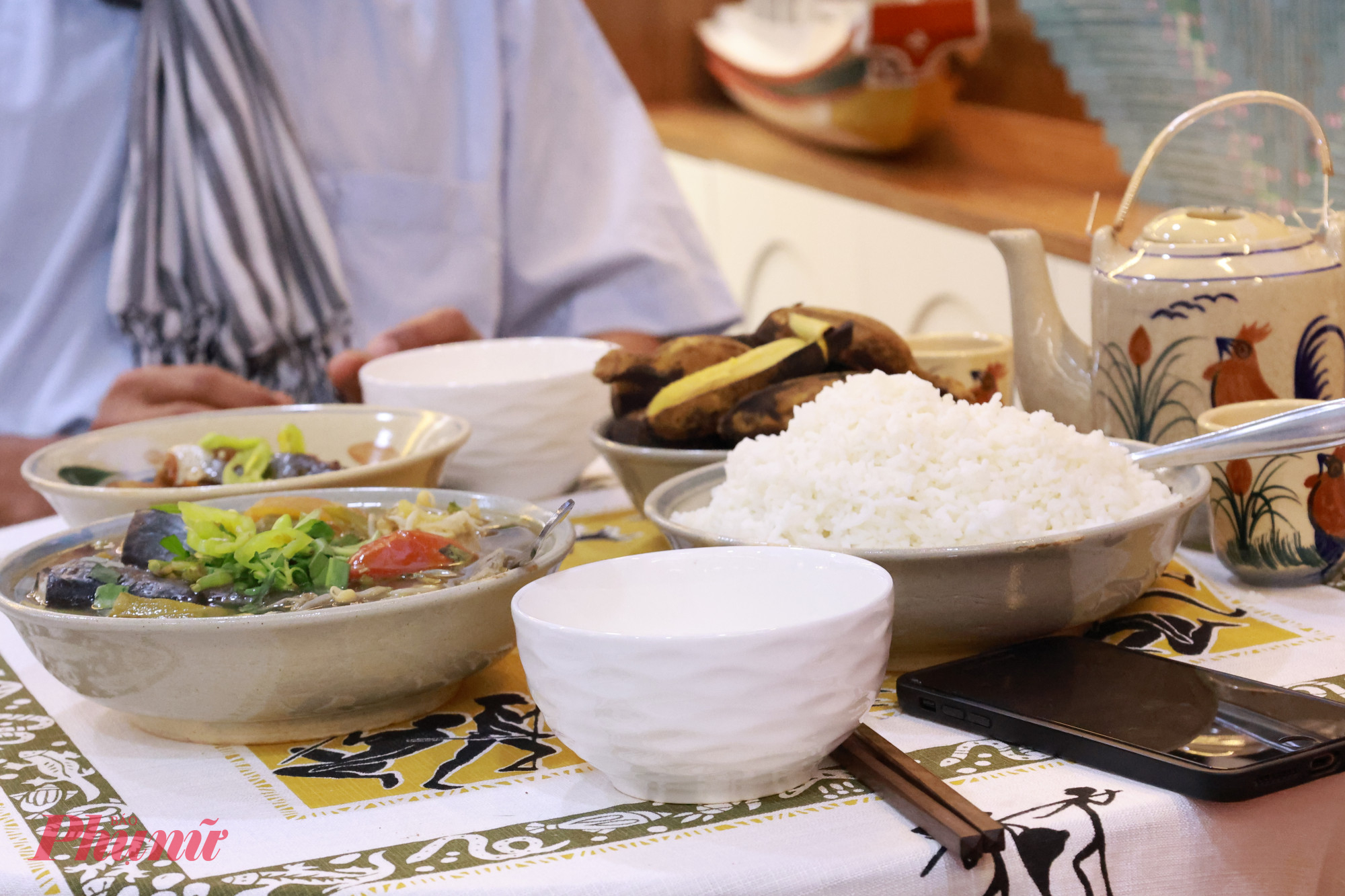 Bữa cơm mộc mạc miền quê được chuẩn bị tại buổi trò chuyện 