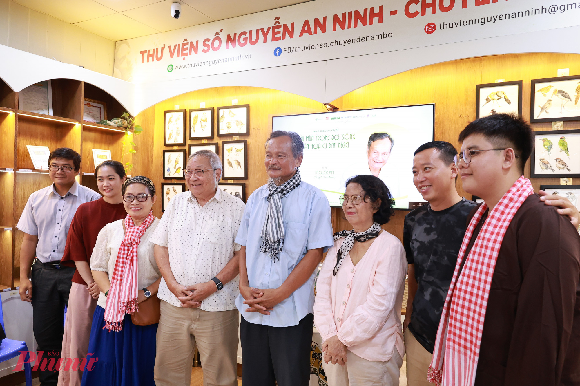 Ông Việt chụp ảnh lưu niệm cùng TS Quách Thu Nguyệt, GS Chung Hoàng Chương và khách tham dự 