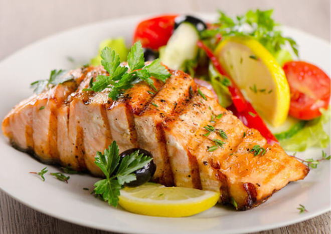 Những món ăn giàu chất béo tốt như cá hồi, hạt óc chó, hạnh nhân, bơ hoặc dầu oliu giúp bổ sung omega-3 và omega-6, hỗ trợ da giữ nước tốt hơn. Bên cạnh đó, rau củ giàu vitamin A, C, E như cà rốt, cam, bông cải xanh cũng giúp da sáng và khỏe trong mùa lạnh. Hạn chế uống nhiều cà phê, trà đặc hoặc rượu vì những thức uống này dễ làm cơ thể mất nước. Nếu lịch trình bận rộn, bạn có thể thêm một ly sinh tố xanh mỗi ngày để tăng cường vitamin. Chế độ ăn hợp lý sẽ mang đến làn da ẩm mượt bền vững hơn so với chỉ chăm dưỡng bên ngoài.