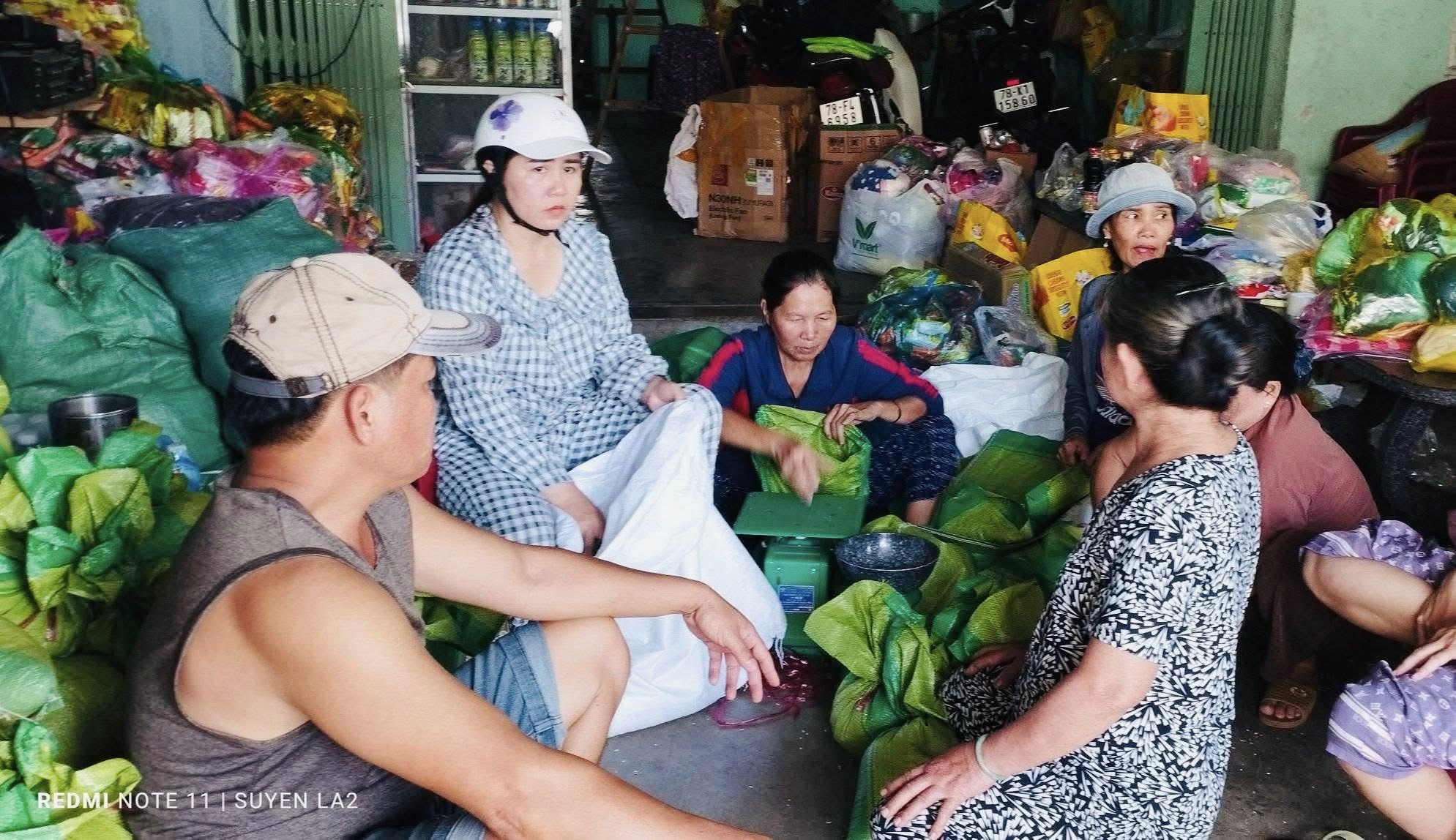 Tinh thần người Phú Yên quyên góp nhu yếu phẩm và vật dụng thiết yếu để hỗ trợ người dân Bình Thuận- Ảnh: Trung tâm văn hóa Đồng Xuân
