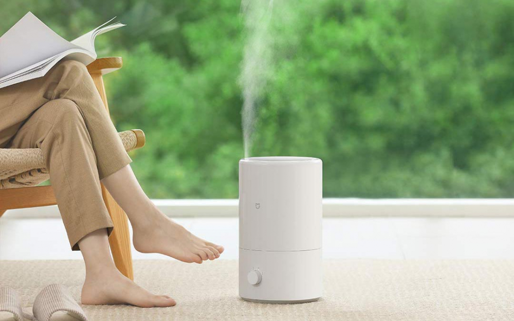 Không khí khô lạnh vào mùa đông thường khiến da mất nước ngay cả khi bạn đã dưỡng đầy đủ. Sử dụng máy tạo ẩm trong phòng ngủ hoặc nơi làm việc sẽ giúp duy trì độ ẩm không khí ổn định, hạn chế tình trạng da nứt nẻ. Bạn chỉ cần bật máy vào buổi tối hoặc khi cảm thấy không khí quá hanh là đã cải thiện đáng kể độ ẩm trên da. Ngoài ra, nên giữ thói quen uống đủ nước mỗi ngày để cấp ẩm từ bên trong, giúp da trông căng và mịn hơn. Việc kết hợp cả chăm sóc ngoài da lẫn môi trường sống sẽ mang lại hiệu quả rõ rệt hơn.