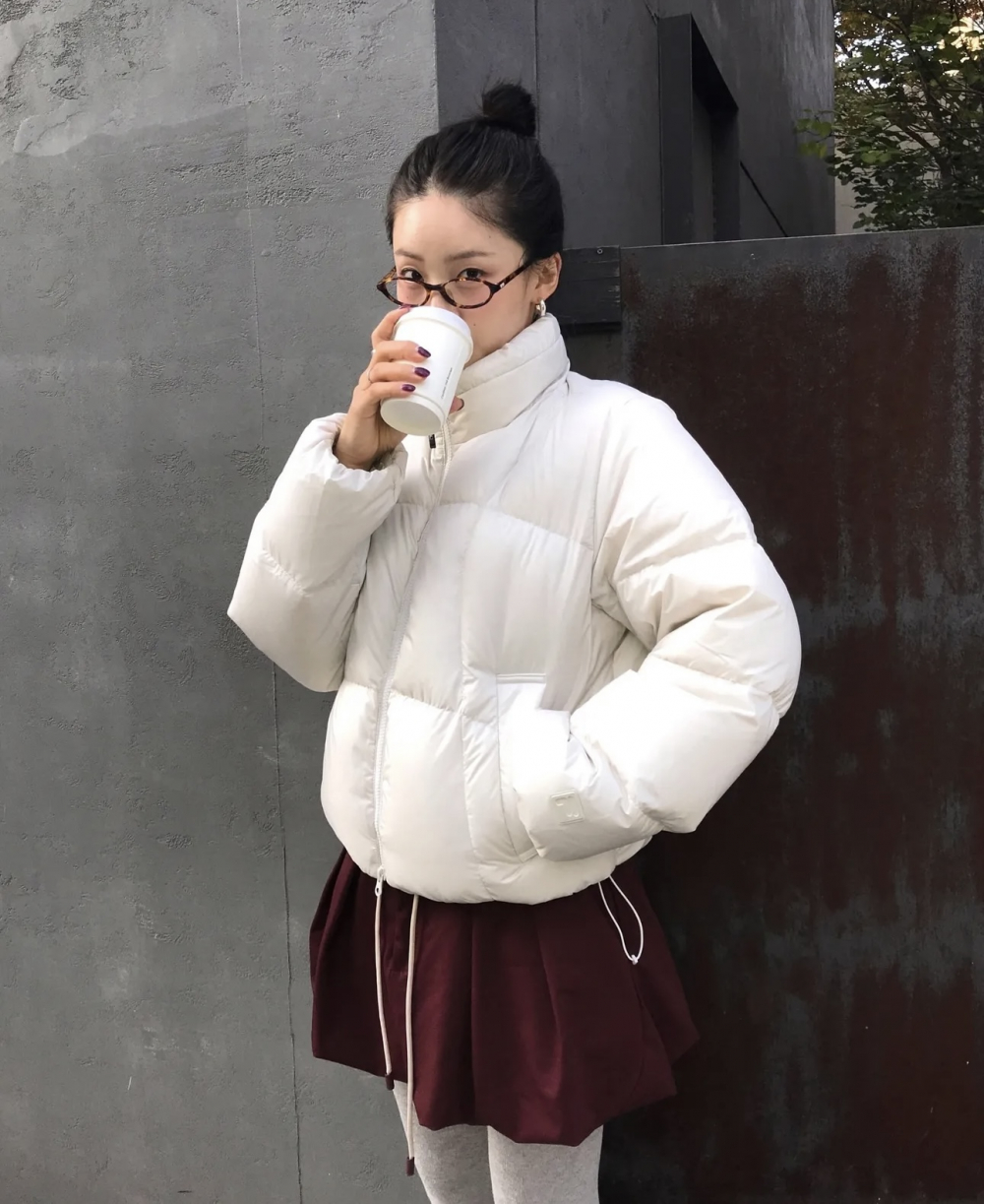 Luồng gió lạnh có thể làm da khô và đỏ rát chỉ sau vài phút tiếp xúc trực tiếp. Vì vậy, khi ra ngoài, bạn nên đeo khẩu trang, khăn quàng hoặc mũ che chắn để giảm tác động của gió lên da. Dù trời râm, việc thoa kem chống nắng vẫn rất quan trọng vì tia UV có thể xuyên qua mây và làm da thêm nhạy cảm. Bạn cũng nên chọn các loại chống nắng có thành phần dưỡng ẩm để tránh cảm giác căng da trong ngày. Bảo vệ da đúng cách giúp bạn giữ được sự mềm mại và đàn hồi ngay cả trong những ngày lạnh nhất.