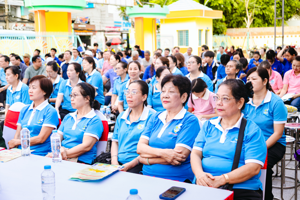 Cán bộ, hội viên phụ nữ và đông đảo người dân tham dự ngày hội