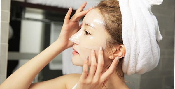 Trong những ngày lạnh sâu, mặt nạ dưỡng ẩm là “cứu tinh” giúp da lập tức lấy lại sự mềm mại. Bạn có thể chọn mặt nạ giấy cấp nước hoặc mặt nạ dạng gel chứa nha đam, dưa leo, lô hội để làm dịu cảm giác rát đỏ. Nếu thích nguyên liệu tự nhiên, mặt nạ yến mạch trộn cùng sữa chua hoặc mật ong cũng giúp da mềm và bớt bong tróc. Nên sử dụng 2–3 lần mỗi tuần để duy trì độ ẩm ổn định. Việc bổ sung mặt nạ đều đặn không chỉ giúp da khỏe hơn mà còn tăng hiệu quả của các sản phẩm dưỡng sau đó.