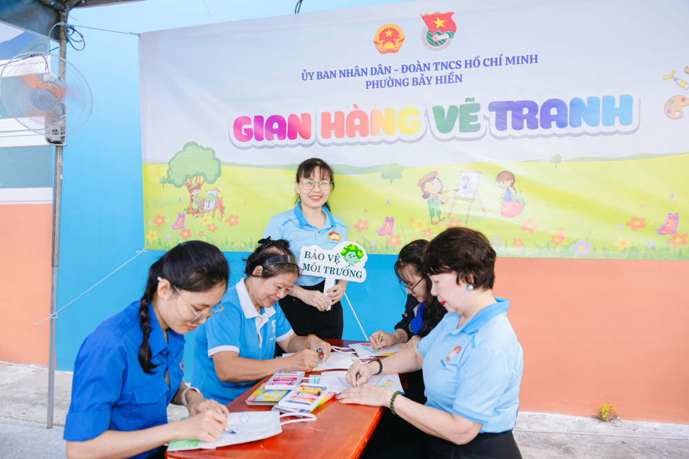 Phụ nữ phường Bảy Hiền tham gia gian hàng phân loại rác và vẽ tranh