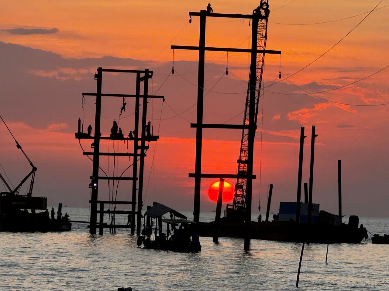 thi công ngày, đêm để khắc phục sự cố cáp ngầm 110kV Hà Tiên-Phú Quốc, khôi phục cấp điện hoàn toàn cho đặc khu Phú Quốc.  