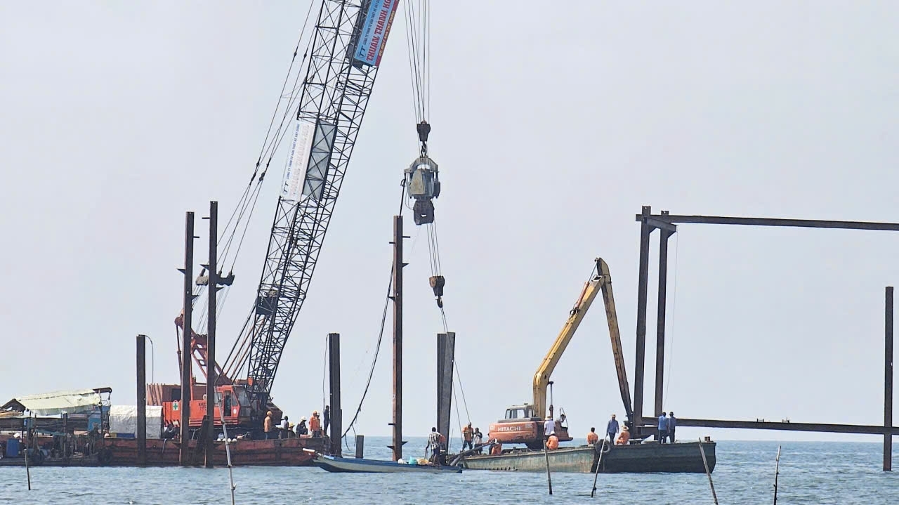 Cán bộ, kỹ sư công nhân EVNSPC, PC An Giang  và các đơn vị liên quan khẩn trương thi công ngày, đêm để khắc phục sự cố cáp ngầm 110kV Hà Tiên-Phú Quốc, khôi phục cấp điện hoàn toàn cho đặc khu Phú Quốc.  