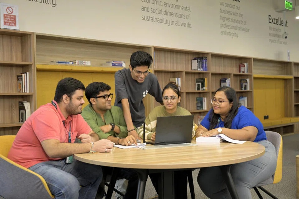 Sinh viên tại cơ sở GIFT City của Đại học Deakin (Úc) ở bang Gujarat (Ấn Độ), trường đại học nước ngoài đầu tiên thành lập cơ sở tại Ấn Độ - Ảnh: Deakin University 