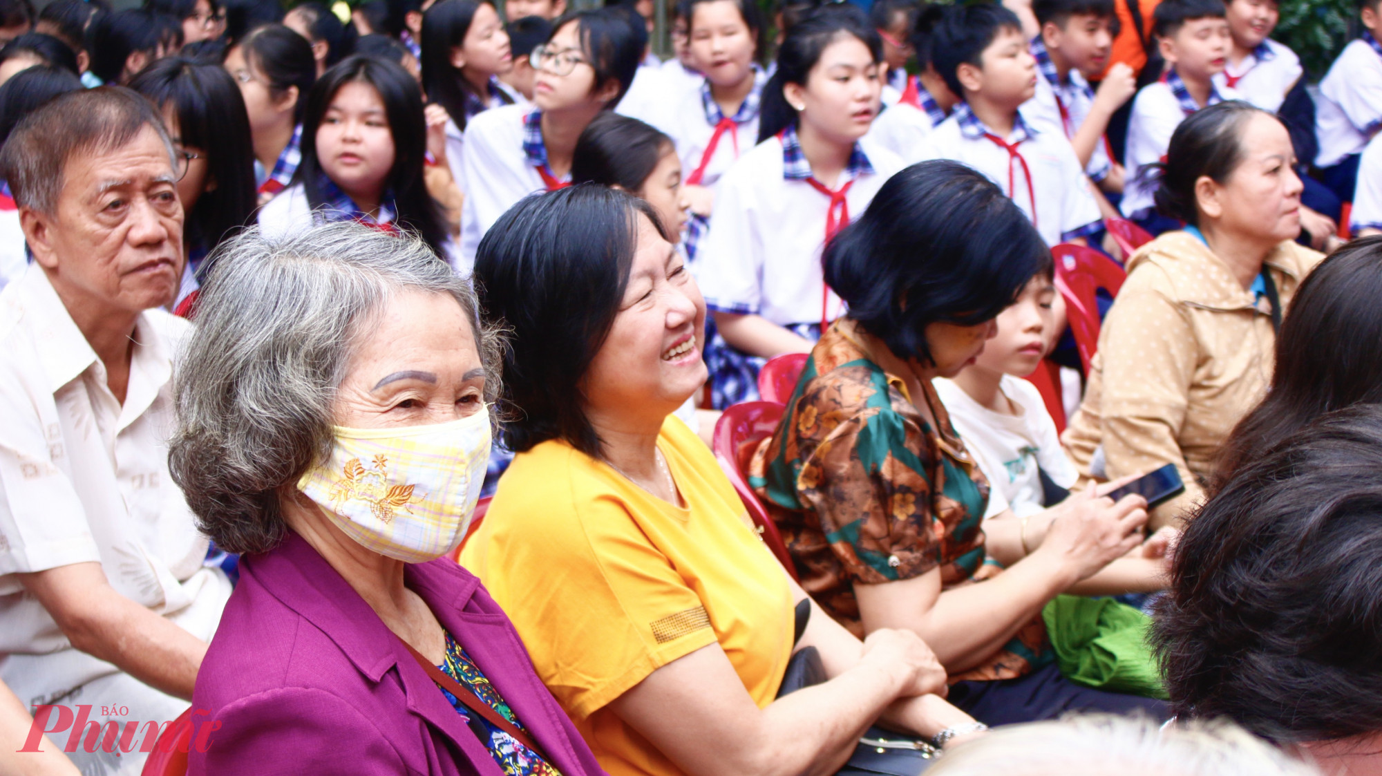 Đông đảo người dân, học sinh đến cùng nhau xem phim