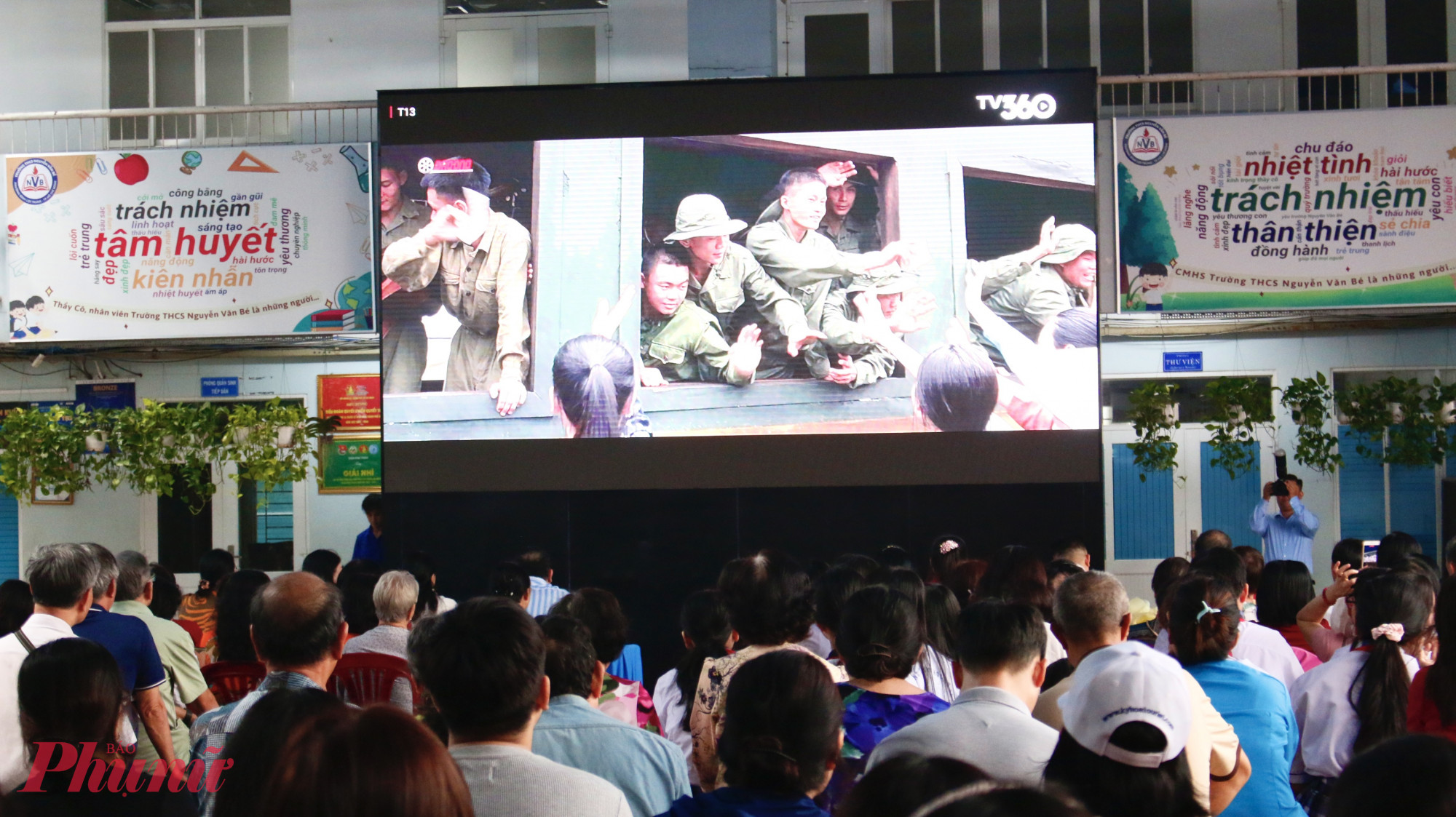 Người dân cùng nhau xem phim Mưa đỏ - Ảnh: Ngọc Trăm