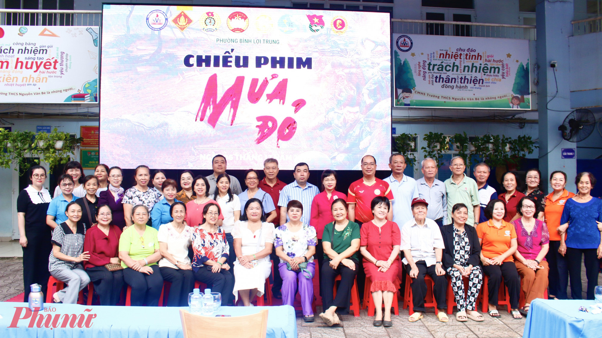 Lãnh đạo phường chụp ảnh lưu niệm cùng người dân đến xem phim