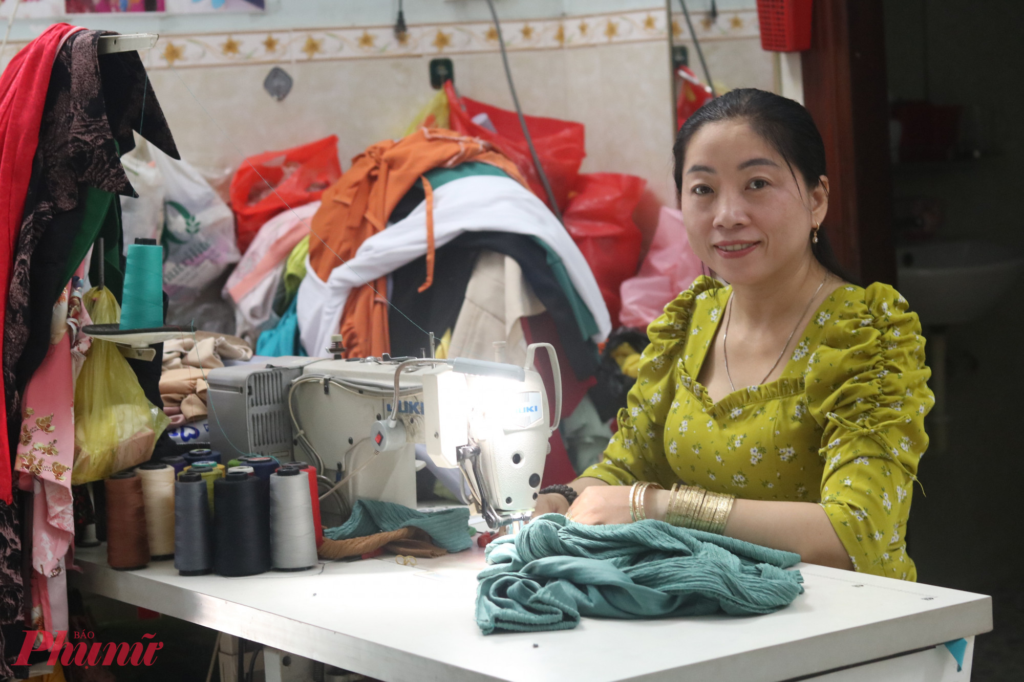 Chị Nguyễn Thị Ý may áo khoác giữ ấm để gửi tặng người dân xã Xuân Lãnh - Ảnh: Mẫn Nhi