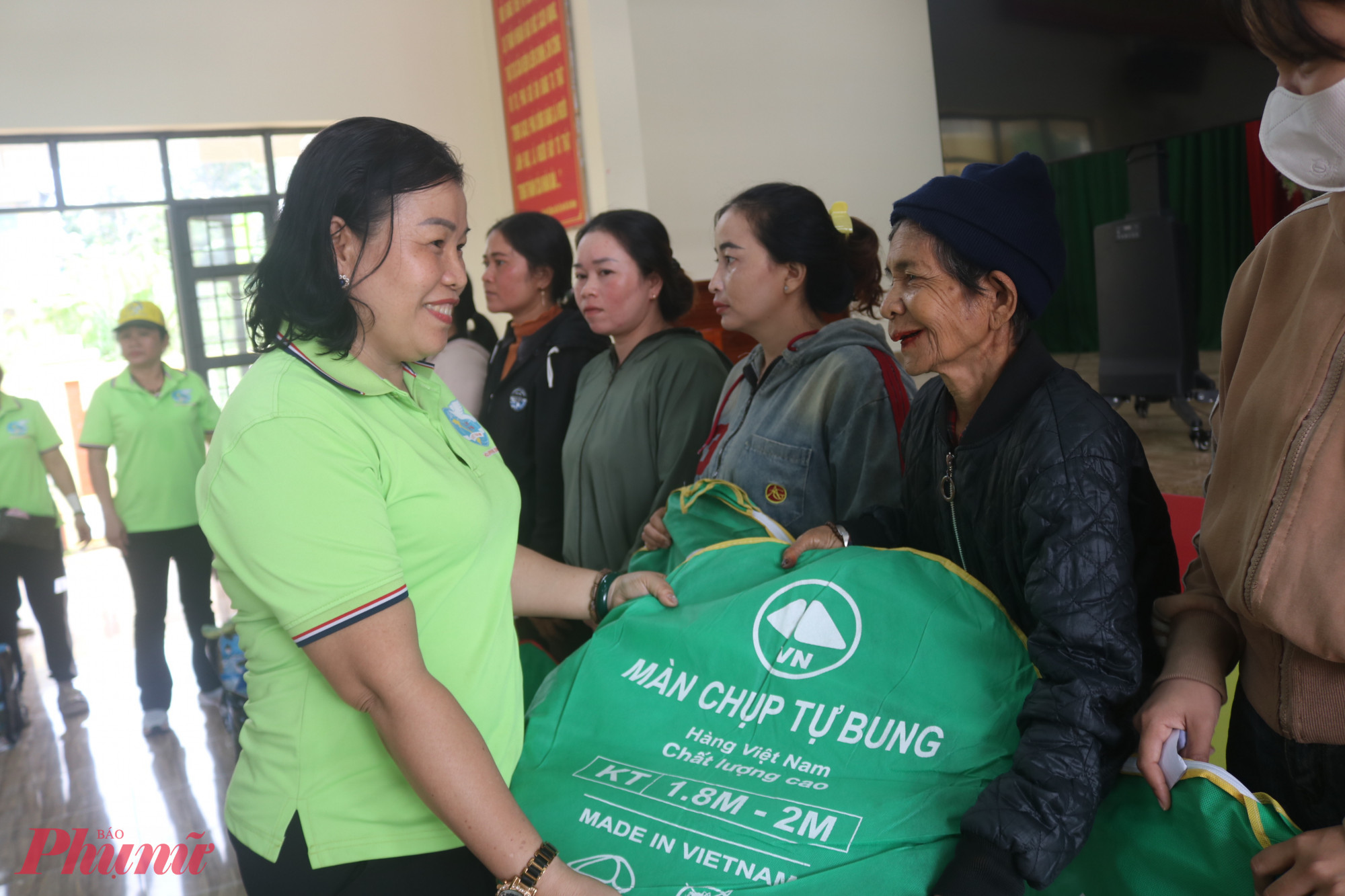 Bà Phạm Thị Hoa – Bí thư chi bộ khu phố 43, phường Bình Tân, TPHCM – trao quà đến đại diện các hộ dân - Ảnh: Mẫn Nhi