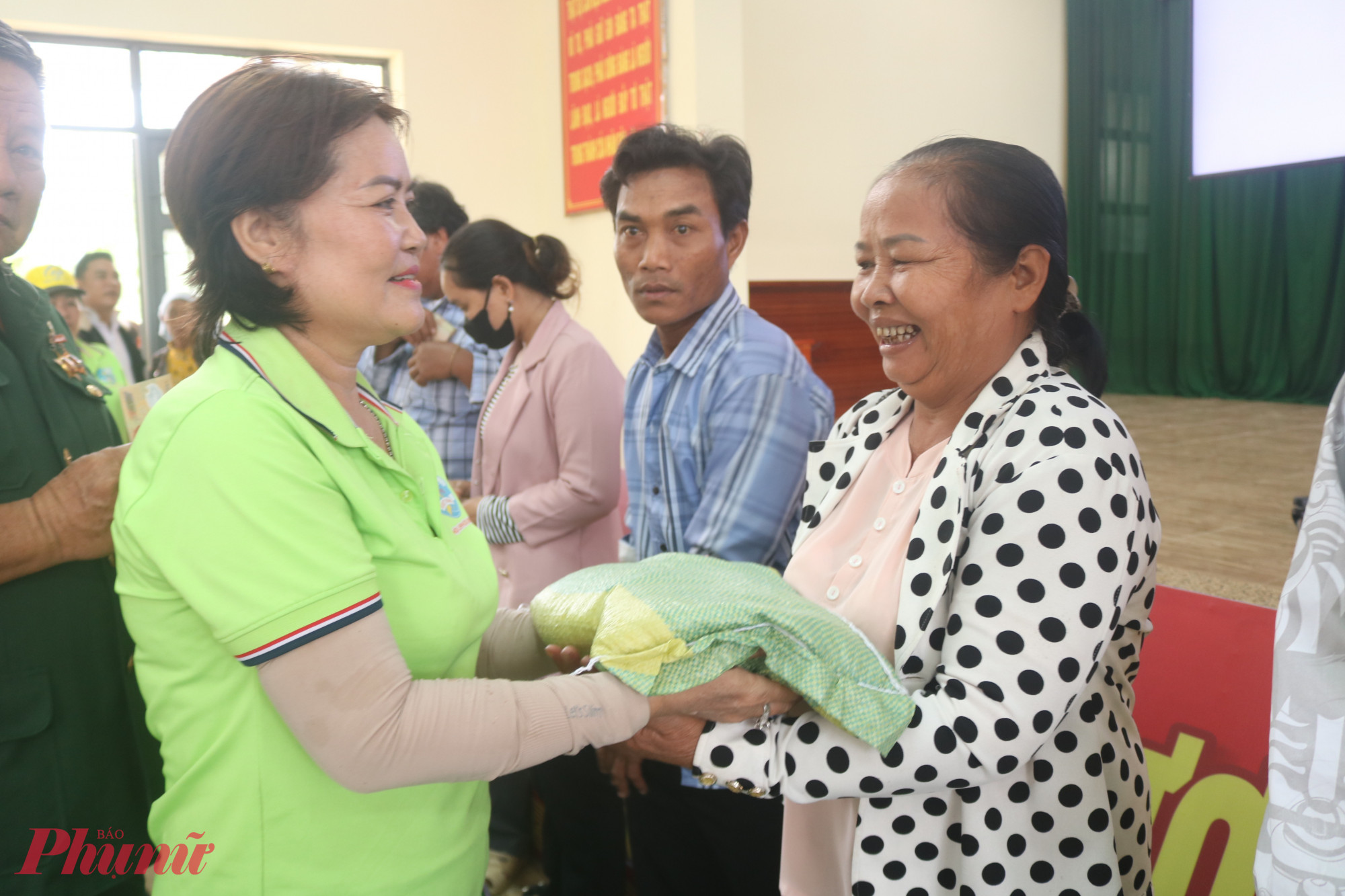 Khoản tiền nhỏ cùng túi gạo nghĩa tình được trao đến tay người dân - Ảnh: Mẫn Nhi