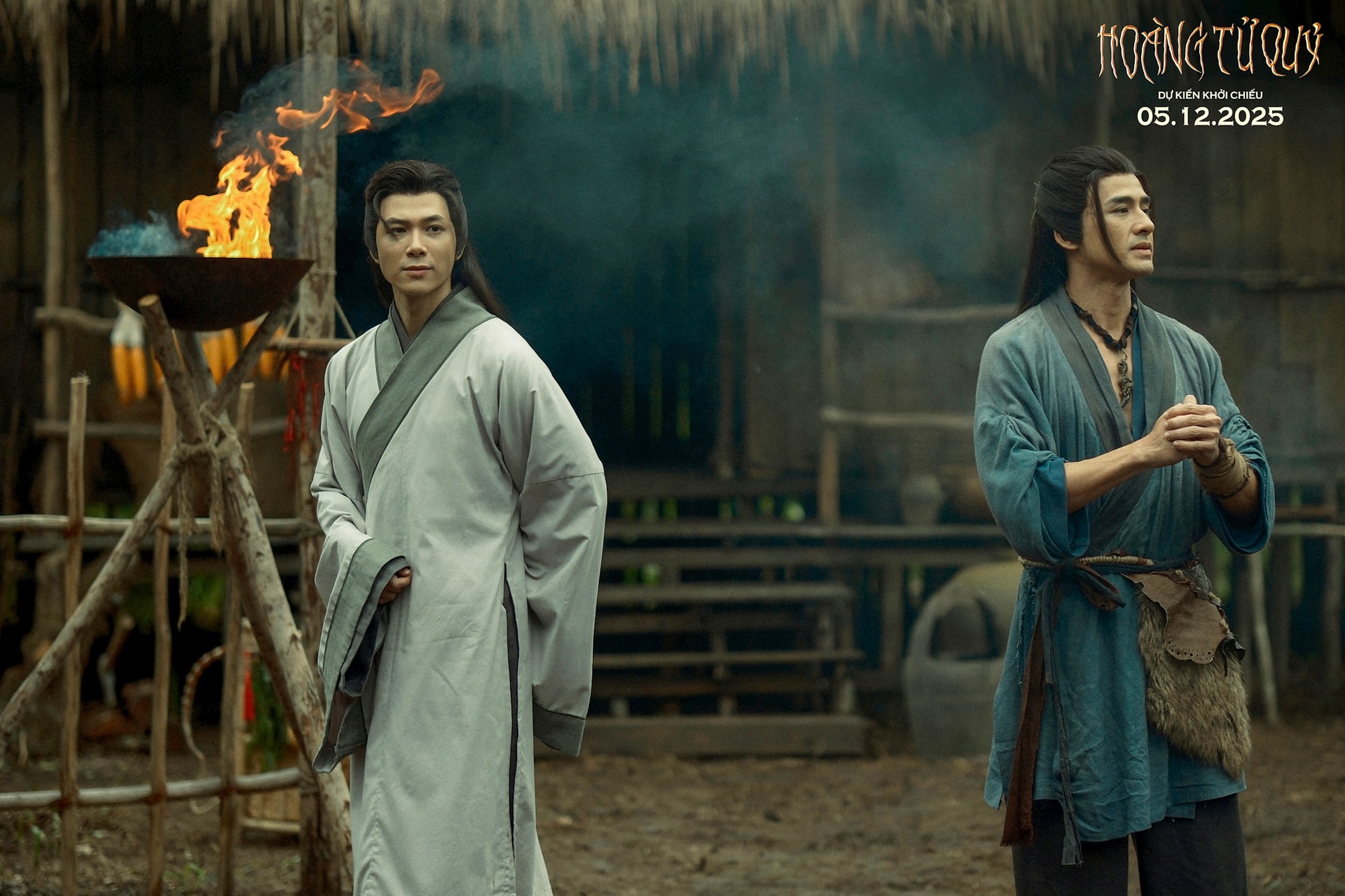 Hoàng tử Thân Đức ( trái) và trưởng làng Lỗ Đạt ( phải) đối đầu nhau trong phim