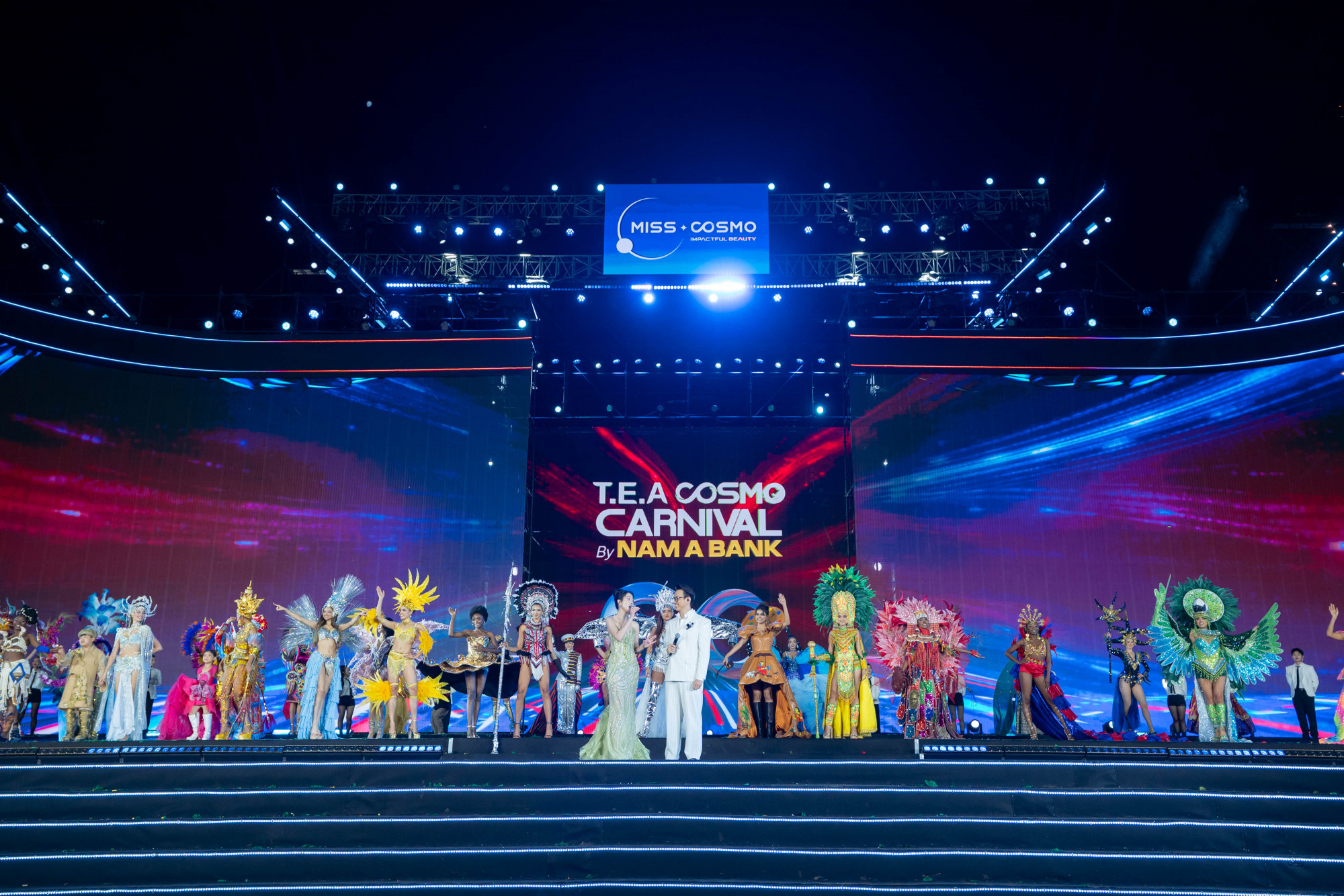 Các màn trình diễn của nghệ sĩ khách mời và gần 80 thí sinh Miss Cosmo đã tạo nên không khí lễ hội sôi động - Ảnh: Nam A Bank