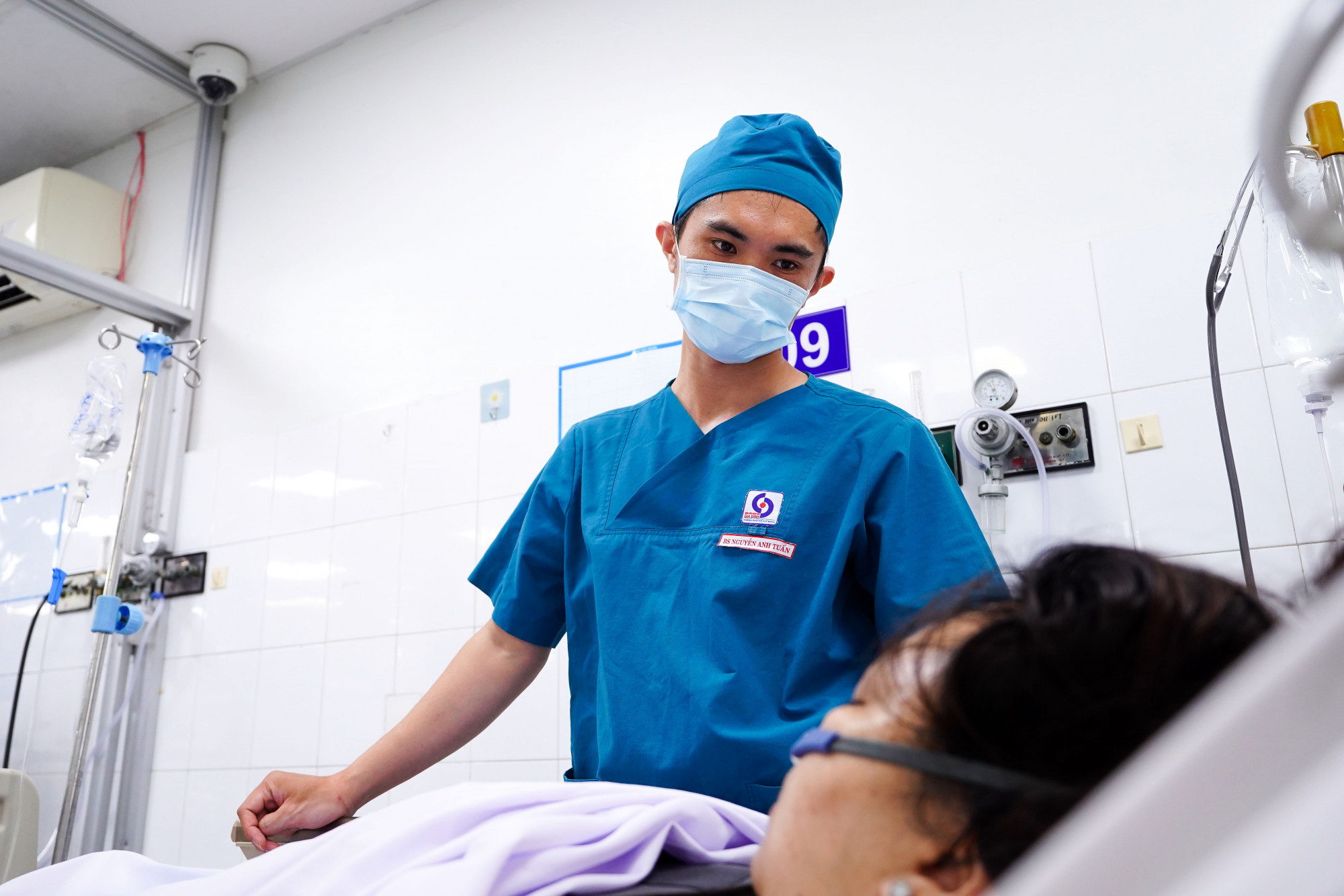 Bác sĩ Bệnh viện Nhân dân Gia Định thăm khám lại cho người bệnh, ảnh BVCC