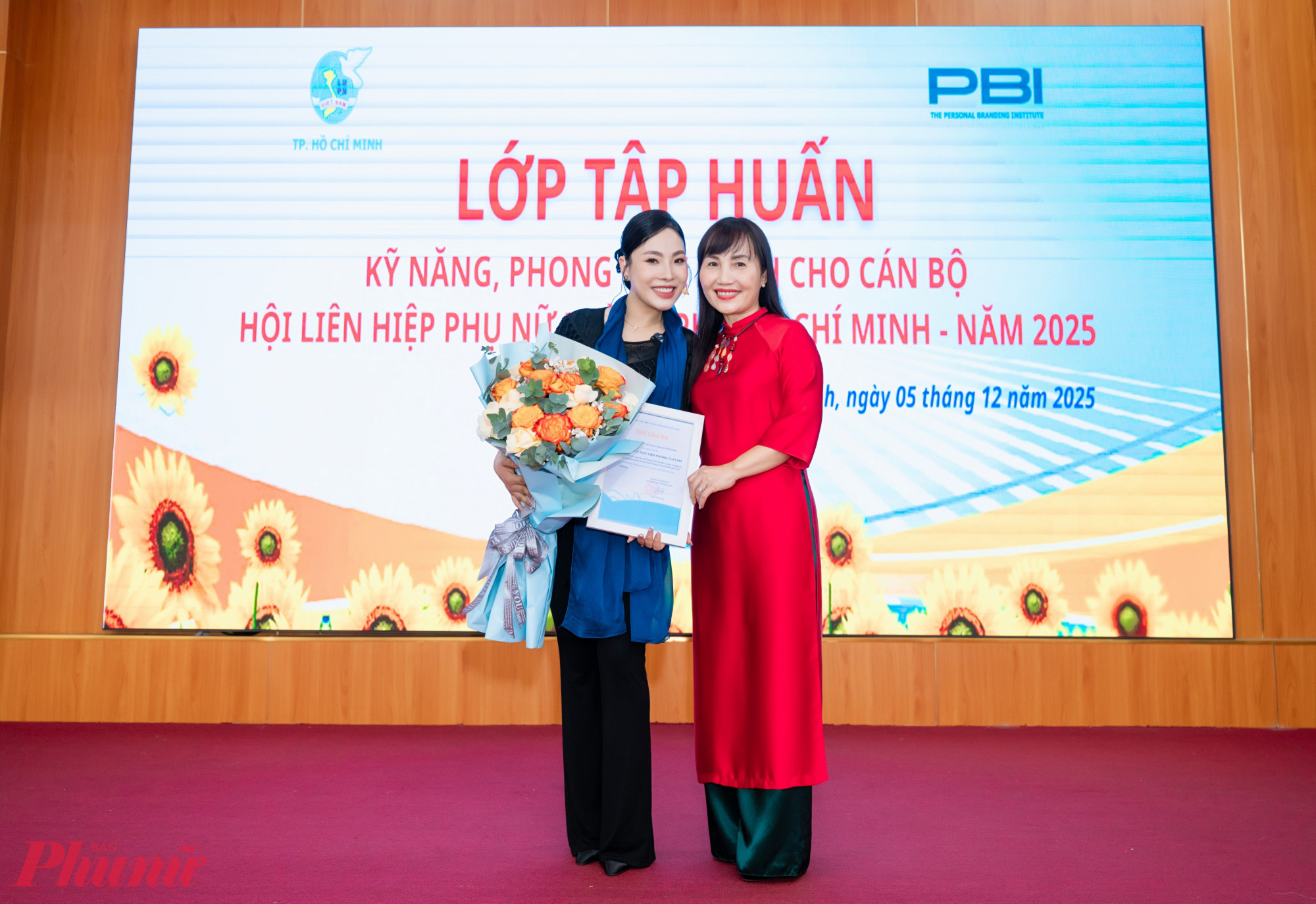 Bà Trịnh Thị Thanh – Phó chủ tịch thường trực Hội LHPN TPHCM trao thư cảm ơn đến cô giáo Lê Vân Anh - Ảnh: Hội LHPN TPHCM