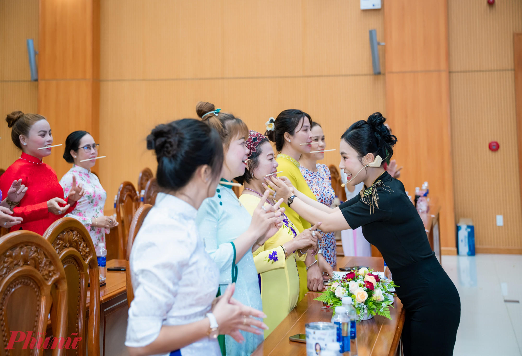 Cán bộ Hội chăm chú thực hành theo sự hướng dẫn của cô giáo Lê Vân Anh- Ảnh: Hội LHPN TPHCM