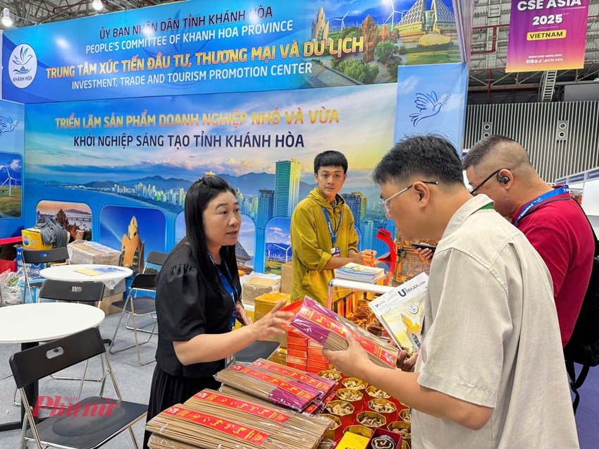 Người tiêu dùng mua trầm hương tại gian hàng tỉnh Khánh Hòa