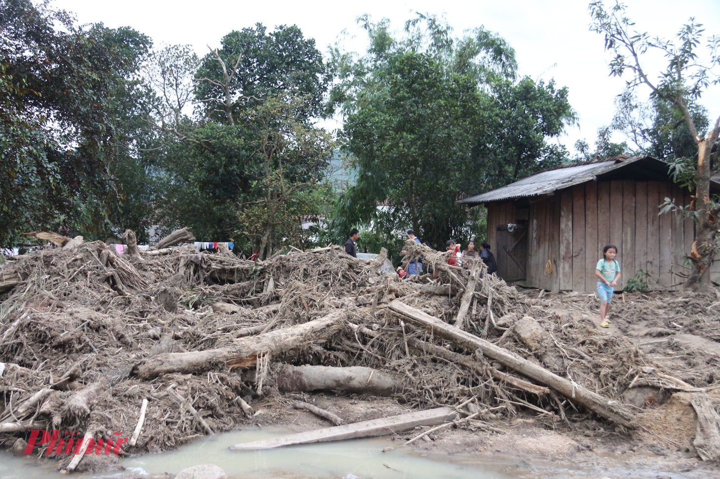 Nhiều ngôi nhà bị cuốn trôi hoàn toàn, chỉ còn đống rác, cây cối lấm lem bùn đất