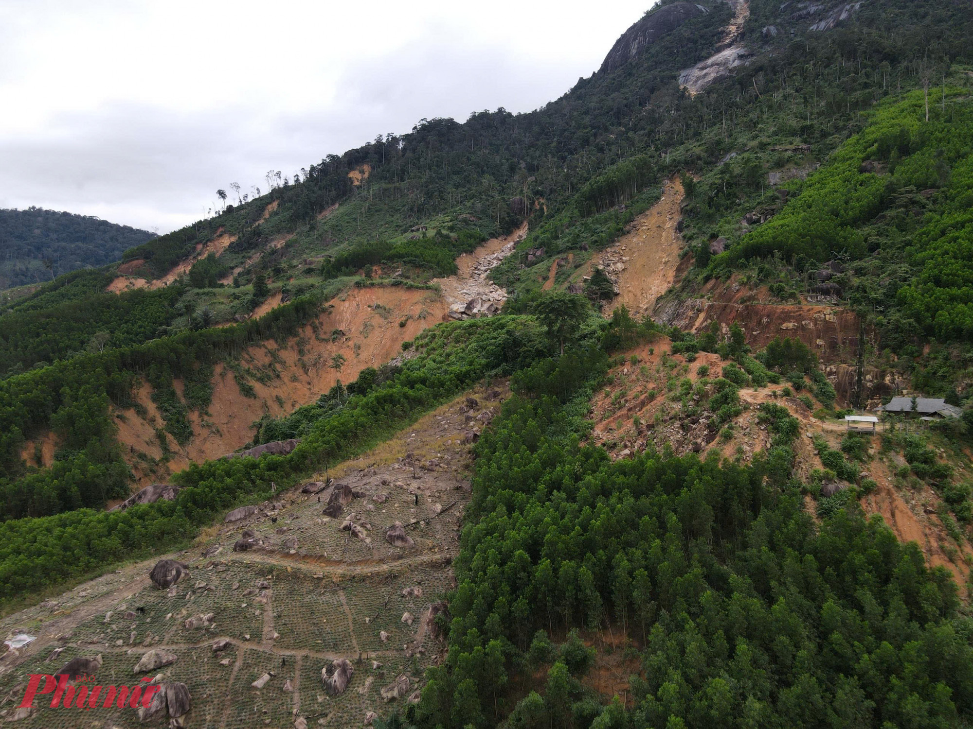 Dù trời đã nắng nhưng nhiều vết nứt dài vẫn xuất hiện trên sườn núi Chư Yang Hanh và có nguy cơ sạt lở núi từ khu vực núi Chư Yang Hanh