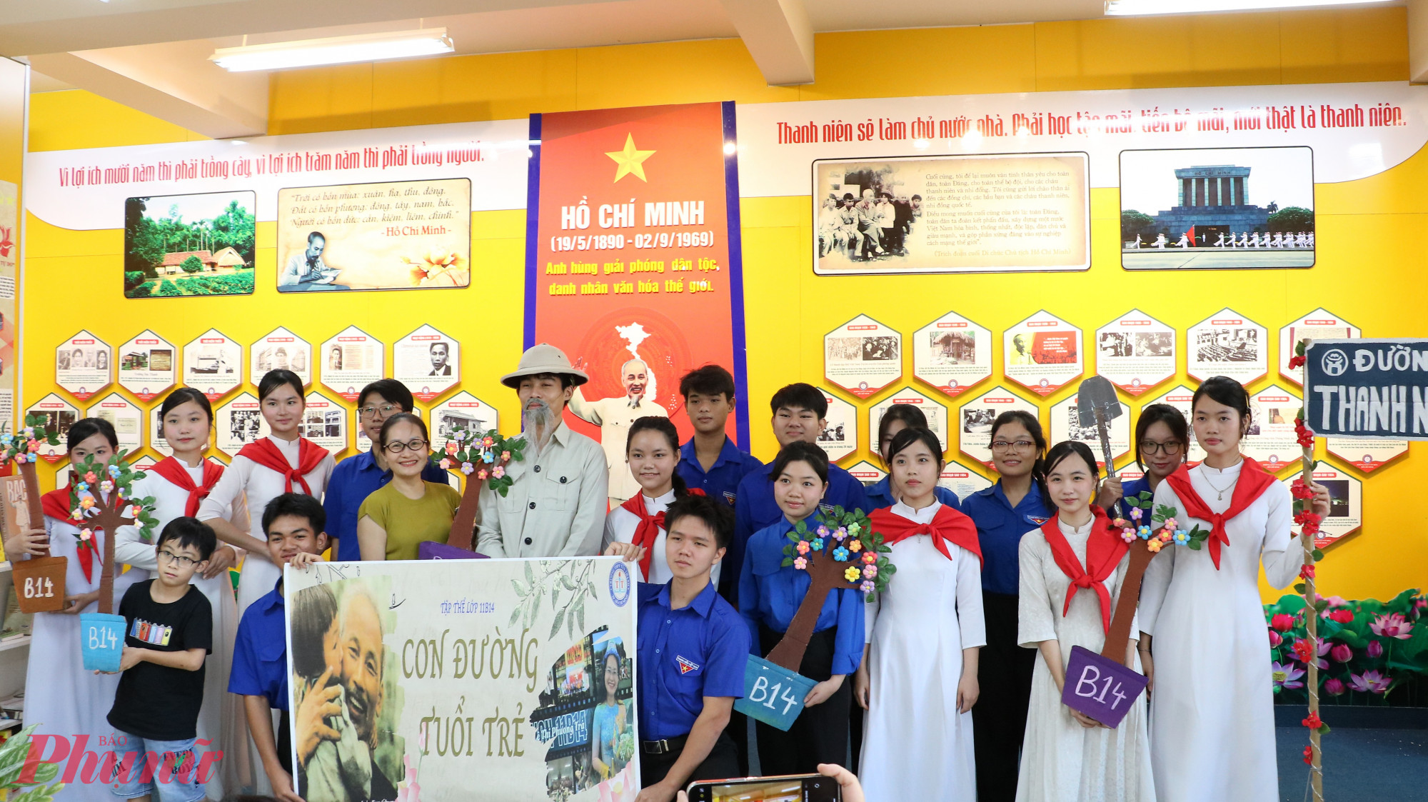 Câu chuyện Bác Hồ cùng thanh niên trồng cây - Ảnh: Trang Thư