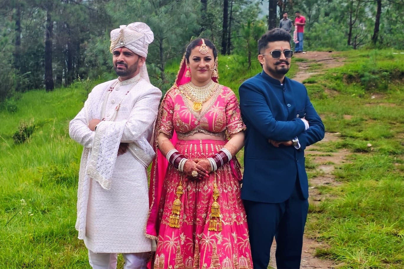 Sunita Chauhan và hai anh chồng Pradeep - Kapil Negi ở Himachal Prades