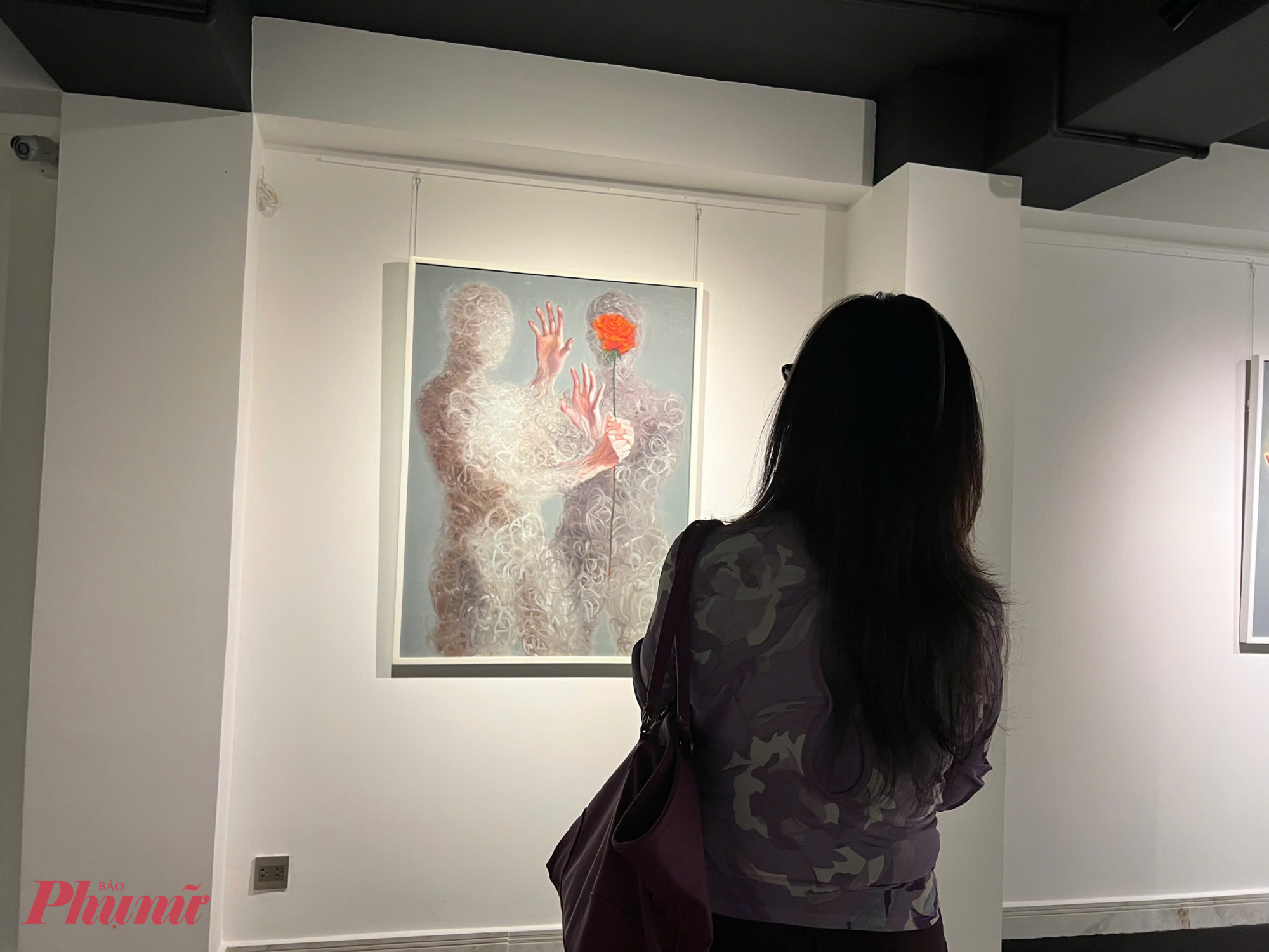 Khách thưởng lãm tranh của Dương Thuỳ Dương tại khai mạc triển lãm vào tối 5/12