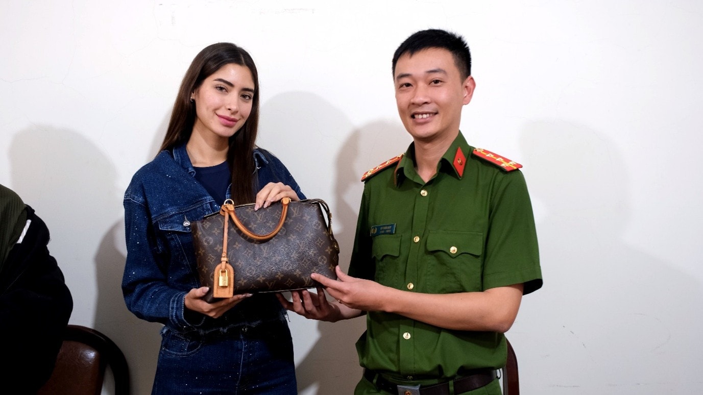 Là diễn viên, được trao cơ hội góp mặt sự kiện trọng đại sao lại trộm cắp? Hoa hậu Mexico Leon Yuriar Angela Michelle nhận lại tài sản từ Công an phường Xuân Hương – Đà Lạt