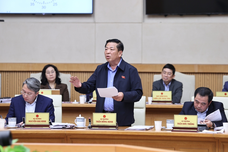 Thủ tướng: Phải bảo đảm 'mọi người đều có nhà, mọi gia đình đều có Tết' Bộ trưởng Bộ Xây dựng Trần Hồng Minh báo cáo - Ảnh: VGP/Nhật Bắc