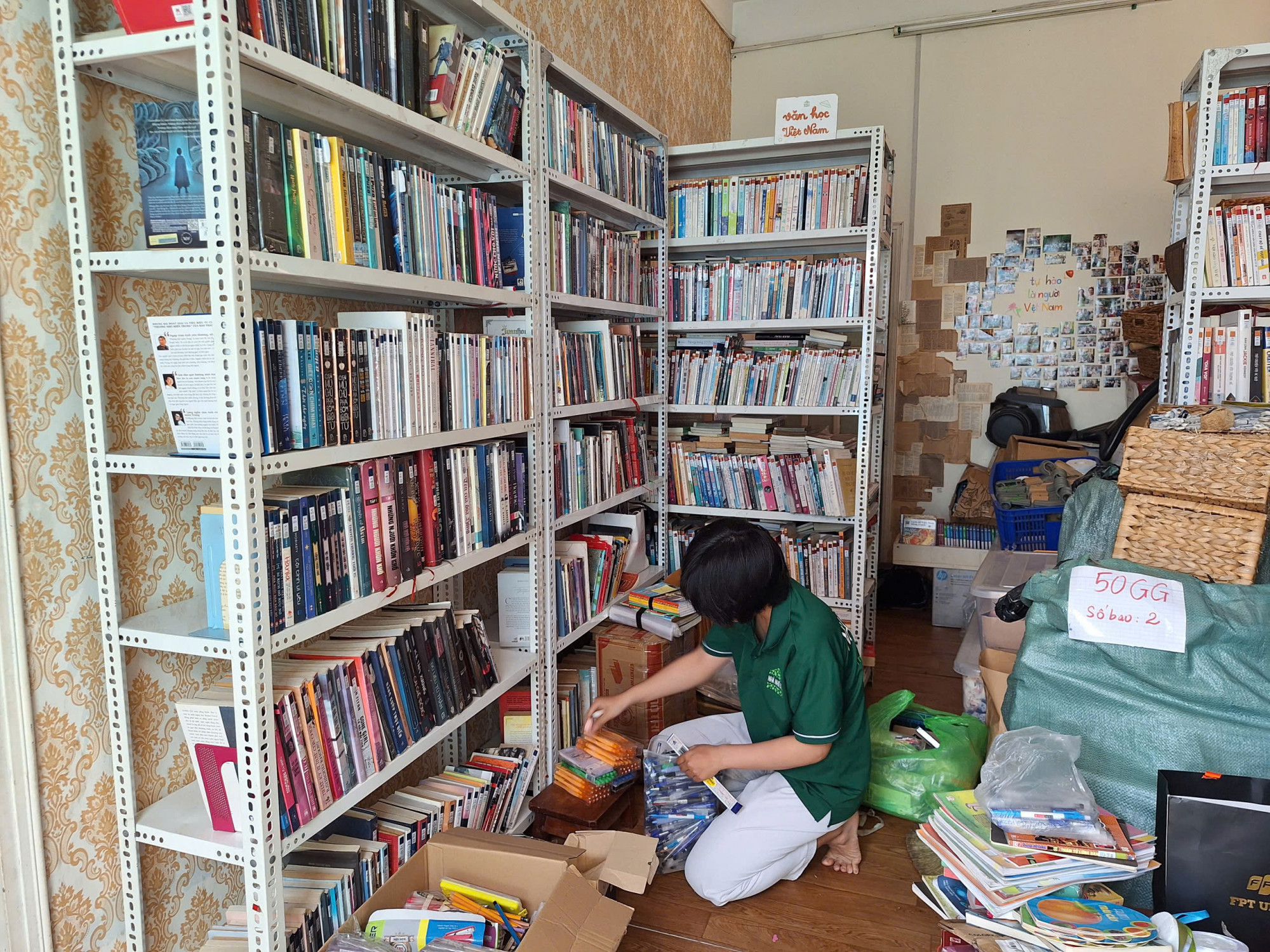 Thành viên của Nhà nhiều lá đang sắp xếp lại các dụng cụ học tập do người dân mang đến 