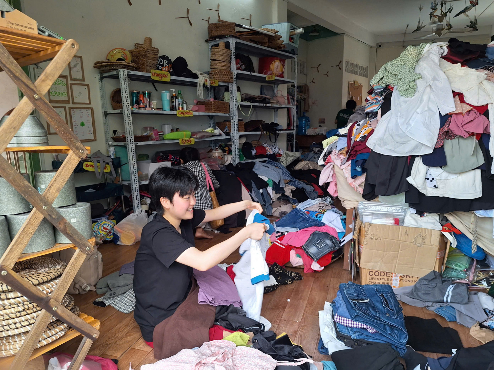 Tình nguyện viên của Nhà đang phân loại quần áo 