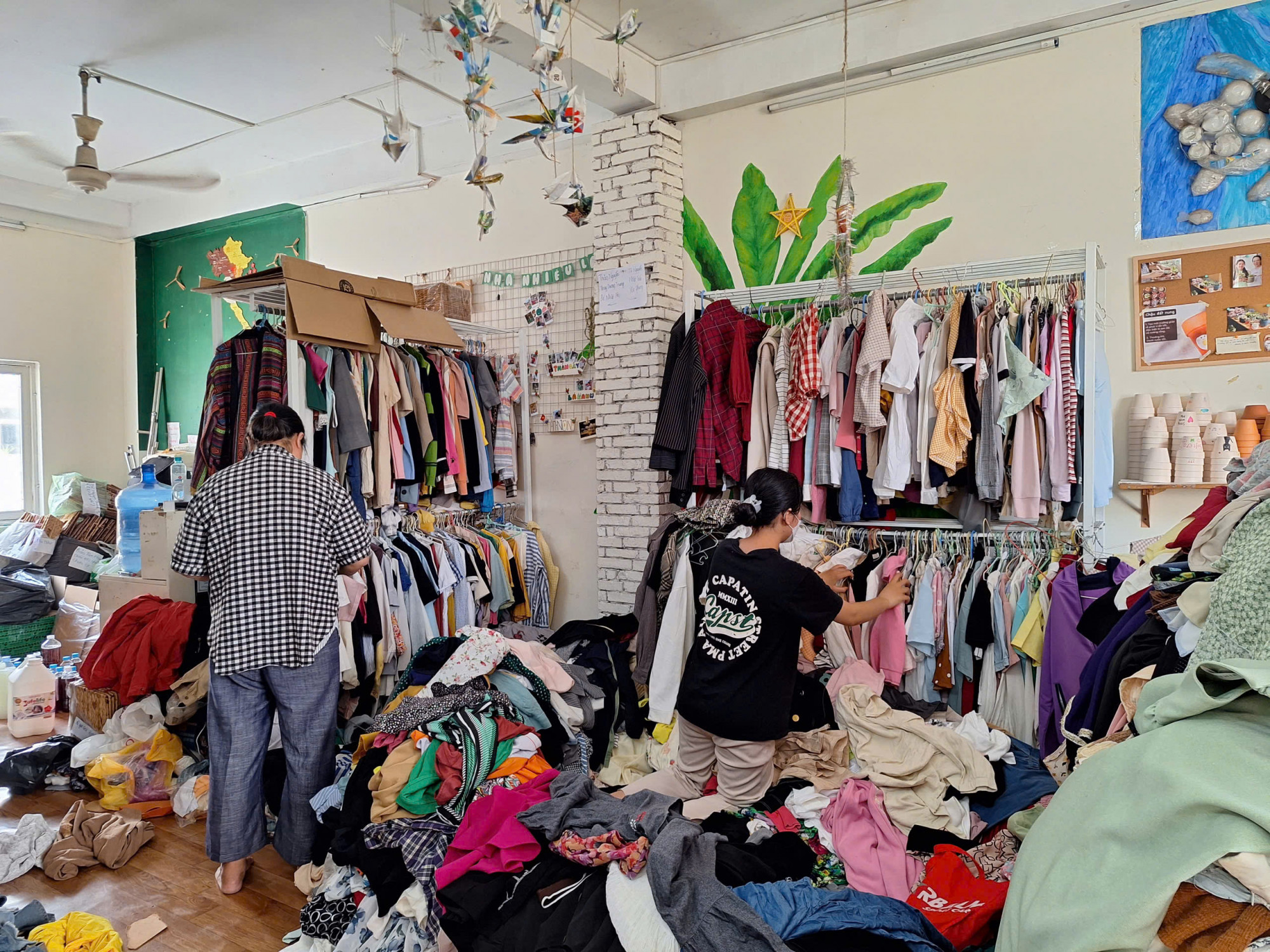 Nhiều người mua quần áo cũ tại Nhà nhiều lá 