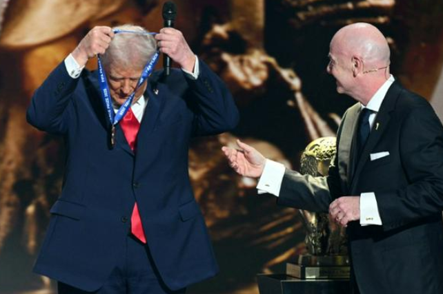 Tổng thống Mỹ Donald Trump nhận Giải thưởng Hòa bình FIFA từ Giám đốc FIFA Gianni Infantino