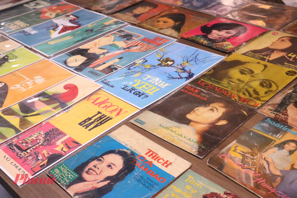 Những đĩa than nhạc Việt thuộc dòng nhạc vàng được trưng bày tại không gian hội chợ