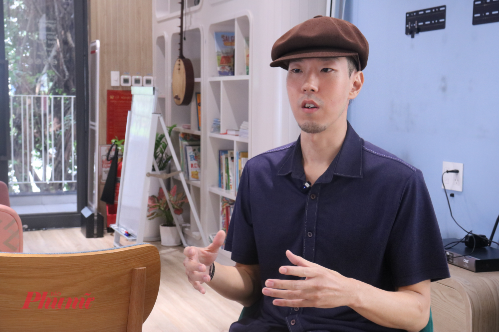 Anh Tommy B - một người Hàn Quốc sinh sống tại Việt Nam mong muốn đưa văn hóa đĩa than đến gần với đại chúng
