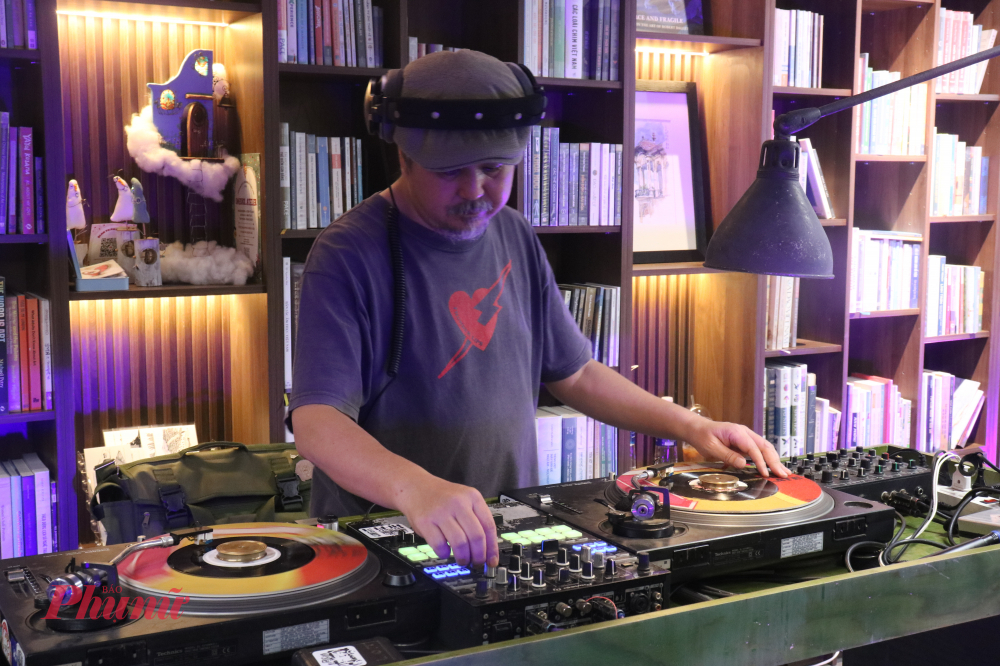 DJ K-One đến từ Nhật Bản trình diễn đa dạng thể loại nhạc trên đĩa than