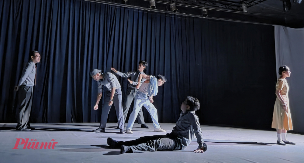 Sân khấu hoàn toàn không cảnh trí, đạo cụ, chỉ có người diễn viên làm chủ.