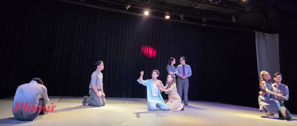 D-Present Lab | Phòng Thử Nghiệm Thực Tại, là không gian tái khám phá sân khấu, nơi chúng tôi sản xuất và đồng sản xuất các dự án để mở ra những cách nhìn mới về nghệ thuật trình diễn.